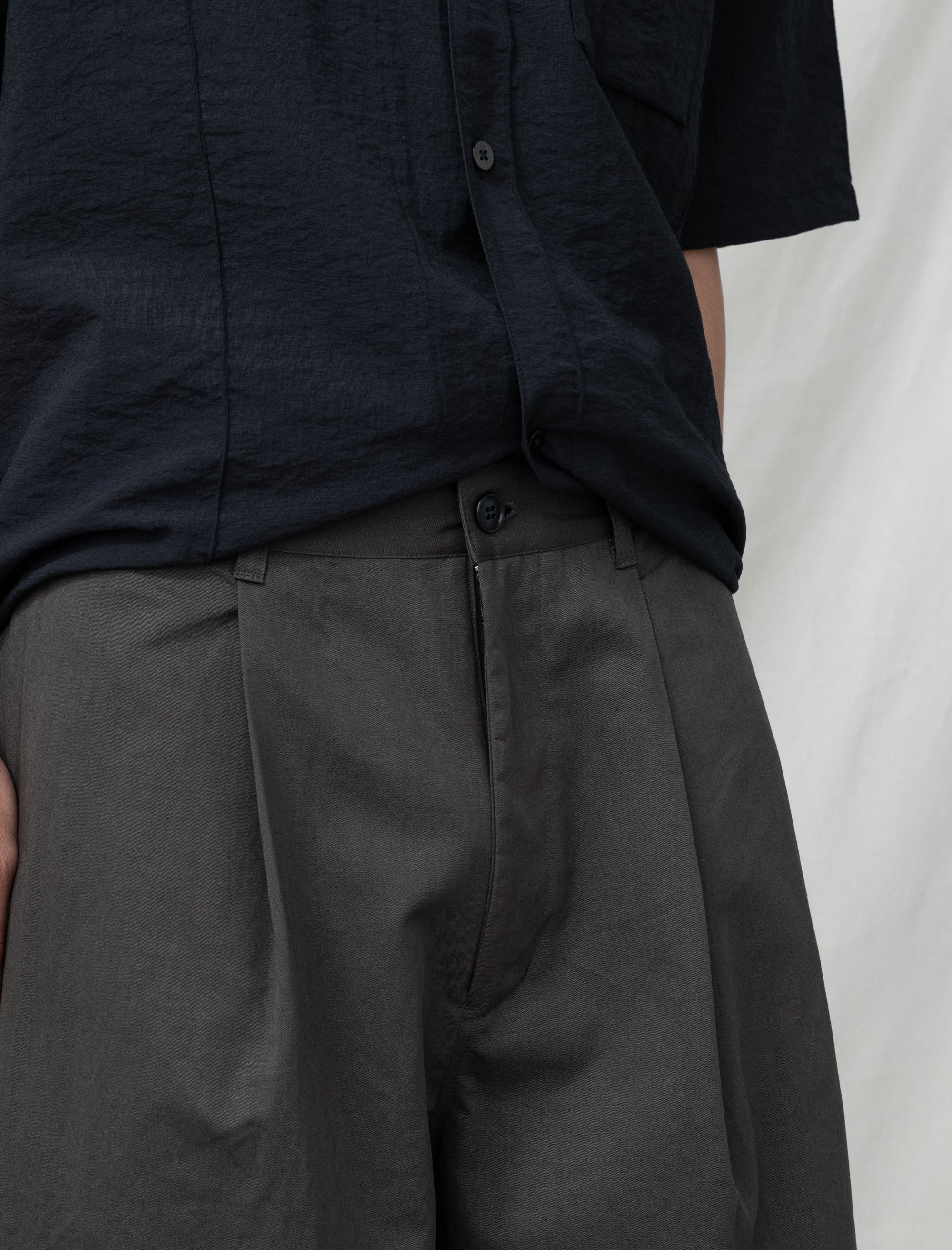 Linen Wide Shorts (Charcoal) - Image 4